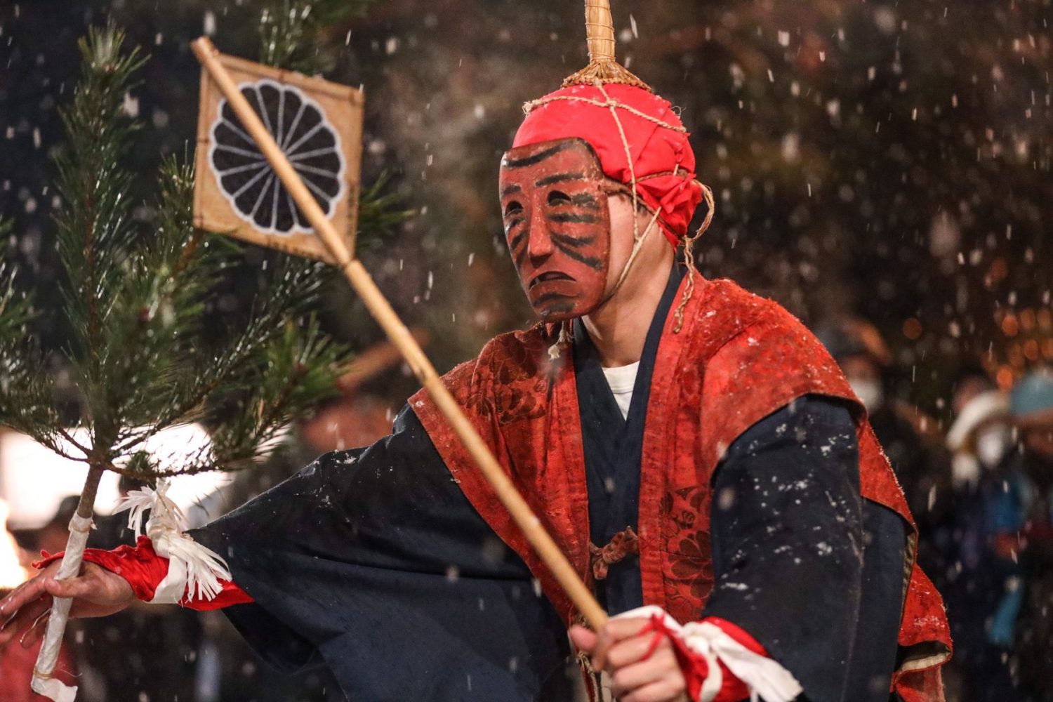 新野の雪祭り(雪の降る夜に舞う仮面神)