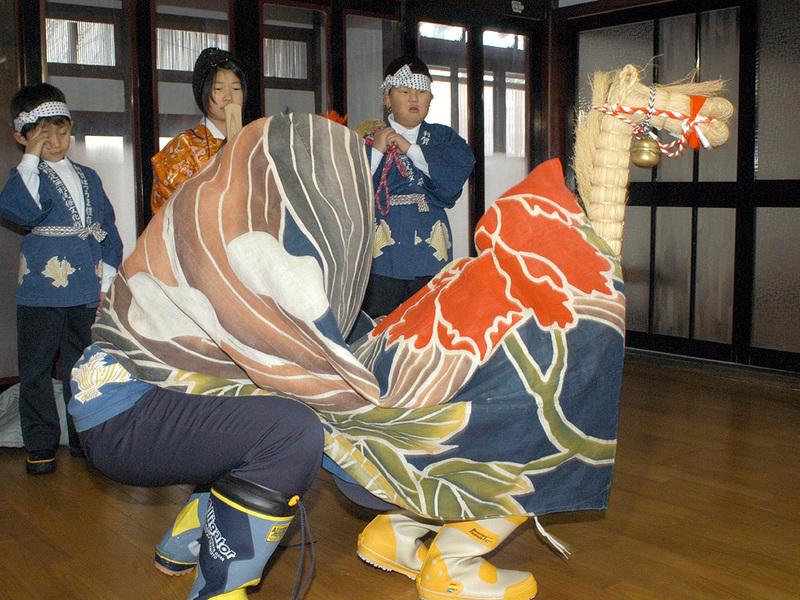 利賀の初午(馬の幕をまとって舞う子供たち)