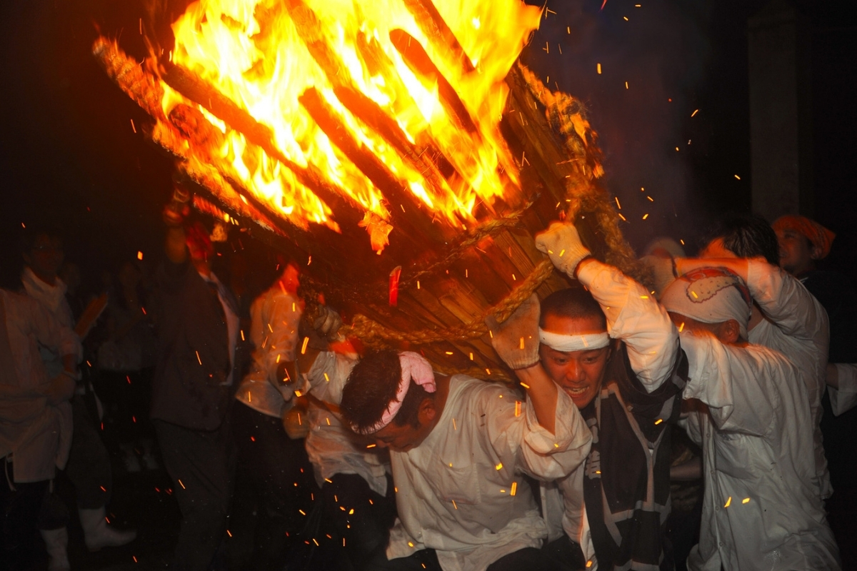 沼名前神社 お手火神事